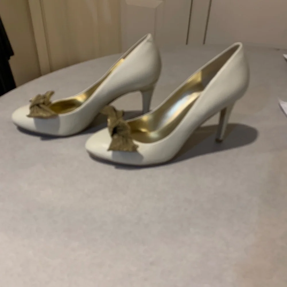 Nine West Cream/Gold Leather Pumps sz 8.5